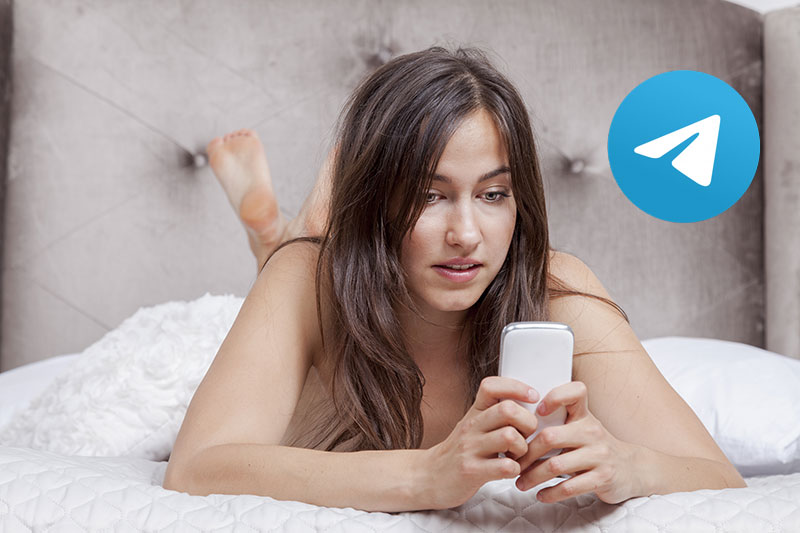 Frau im Bett sucht Telegram Sexting Partner