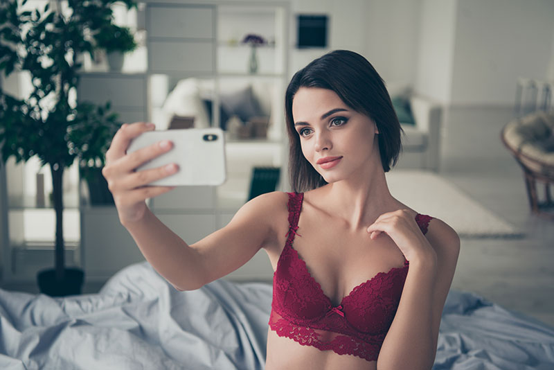 Frau posiert in Unterwäsche für Tinder Profilfoto