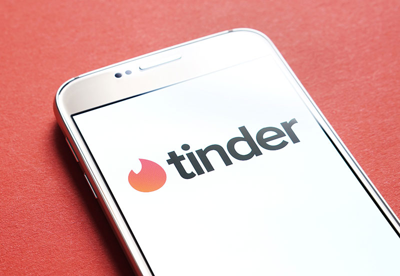 Tinder Logo auf dem Smartphone Bildschirm