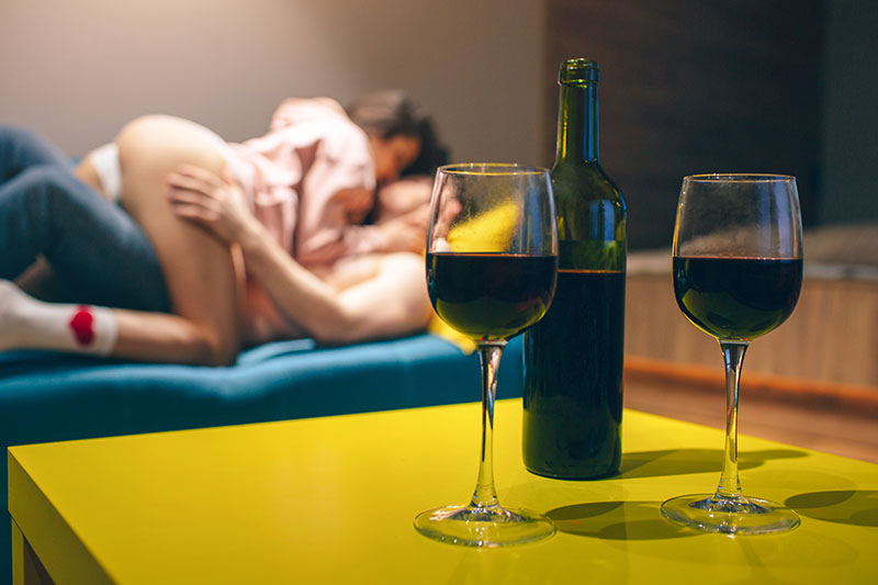 Mann und Frau haben Sex nach Rotwein Konsum