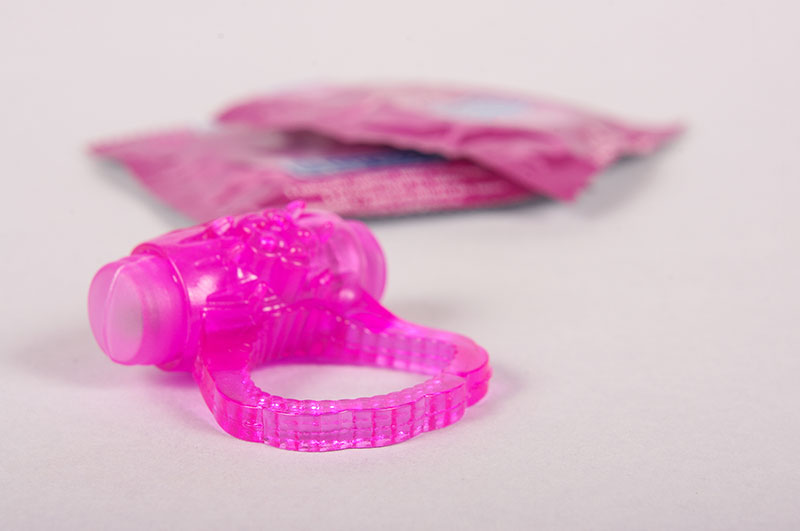 pinker Penisring und Kondome