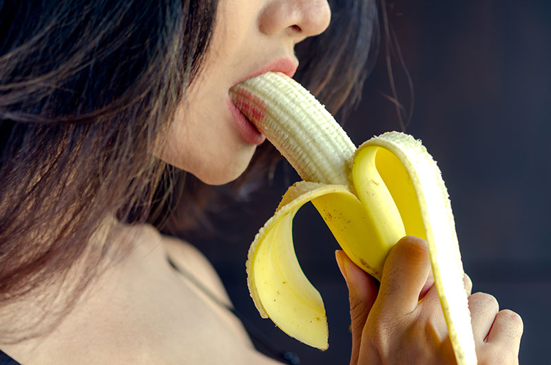 Perfekter Blowjob durch Übung mit Banane