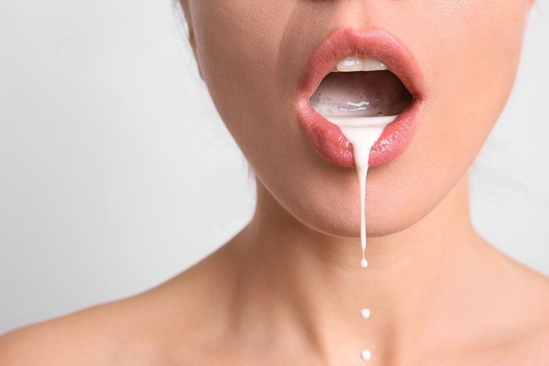 Frau hat Sperma nach Oralsex im Mund