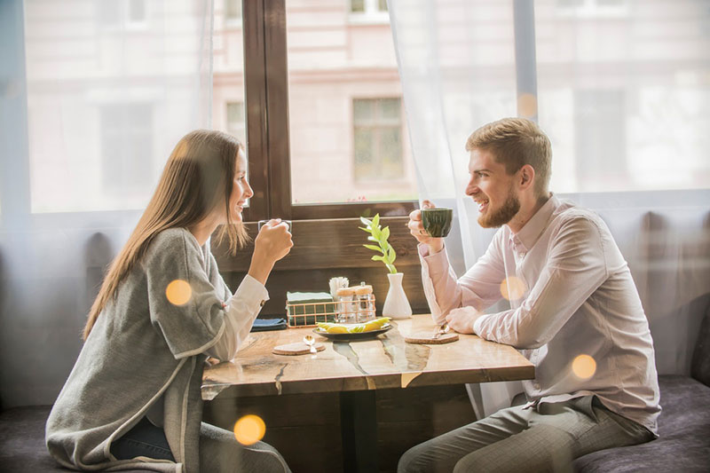 Frau und Mann trinken gemeinsam Kaffee